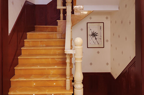 嘉峪关中式别墅室内汉白玉石楼梯的定制安装装饰效果